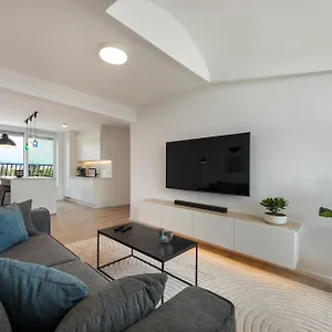 https://luxe-penthouse-with-a-castle-view.hotels-in-ljubljana.com
