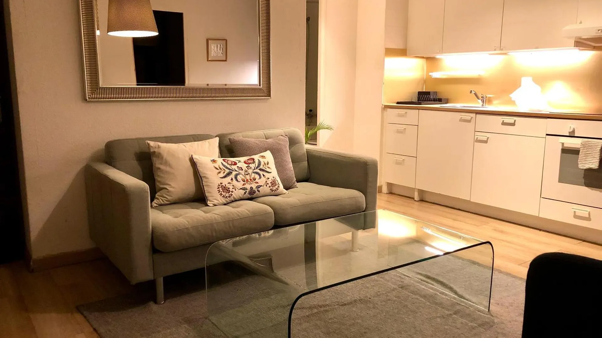 Cool & Central 2 Bedroom In Heart Of Eaux-Vives location